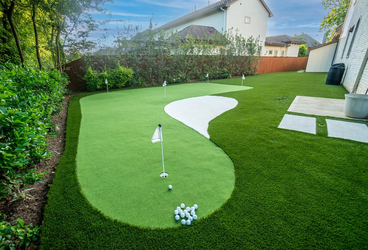 Artificial turf putting green with stepping stones in Houston TX